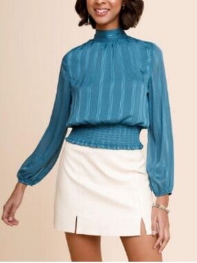 FRANCESCA’S Mi Ami tie back chiffon top
